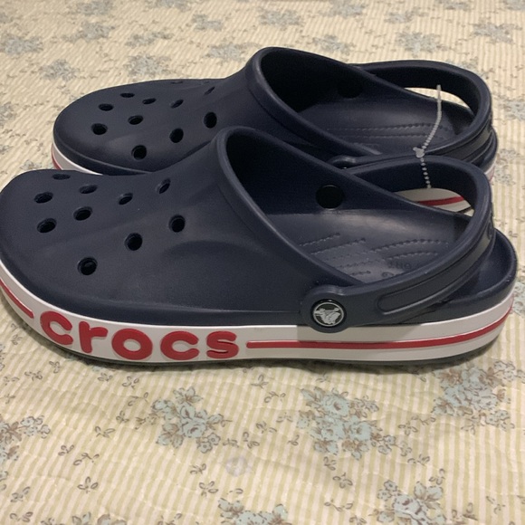 Crocs Men’s Size 10 NEW Navy Blue White Red Crocs on side Sporty & Comfortable - Picture 2 of 10